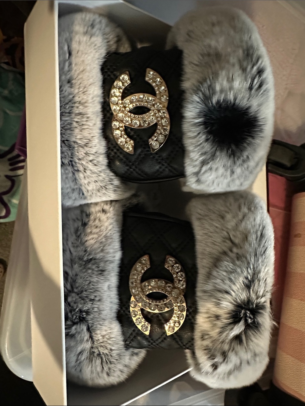 CHANEL Black Quilted Leather Gloves with Grey Fur & Crystal CC Emblem - Picture 3 of 14